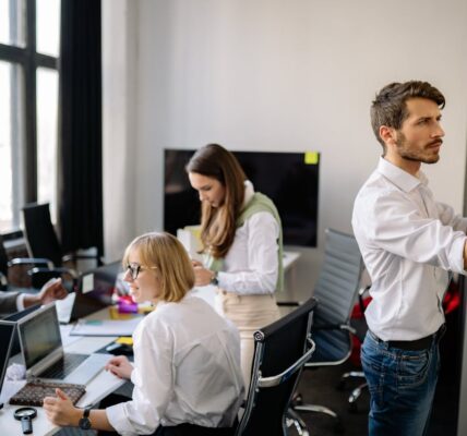 A diák munkaerő legnagyobb erőssége a rugalmasság és a gyors reagálóképesség, a nyugdíjasé a megbízhatóság.