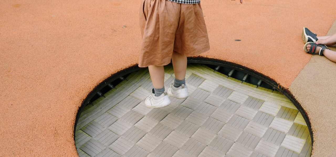 A játszótéri trambulin a gyerekeknek olyan szórakozási és mozgási lehetőség, ami a fizikai aktivitás mellett komoly mentális előnyökkel is jár